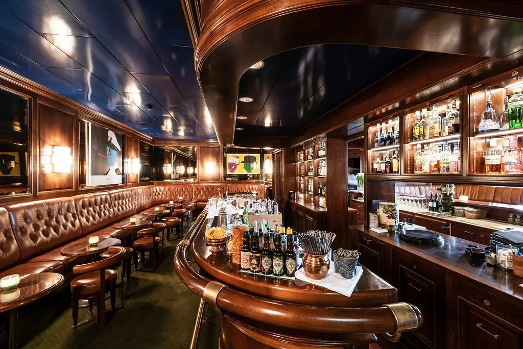 Einstein Bar